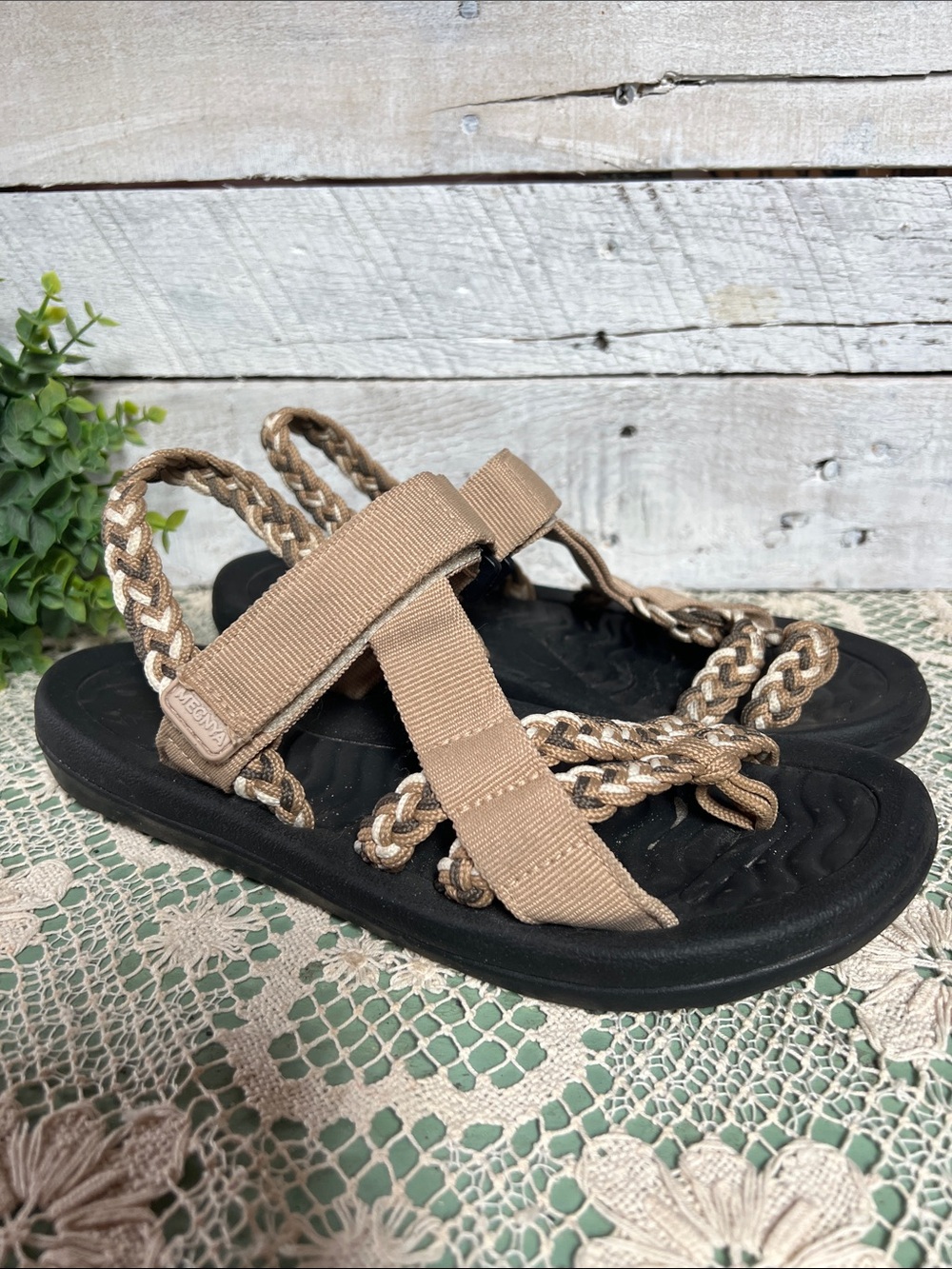 MEGNYA Women Hiking Shoes size 9 Beige